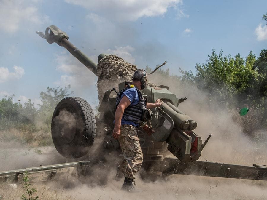 Un militare ucraino spara con un obice D-30 vicino a una linea del fronte nella regione di Mykolaiv. REUTERS/Oleksandr Ratushniak