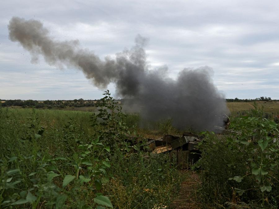 I membri del servizio dell’autoproclamata Repubblica popolare di Luhansk sparano con un obice 2A65 Msta-B in direzione di Soledar durante il conflitto Ucraina-Russia nella regione di Luhansk, Ucraina. REUTERS/Alexander Ermochenko