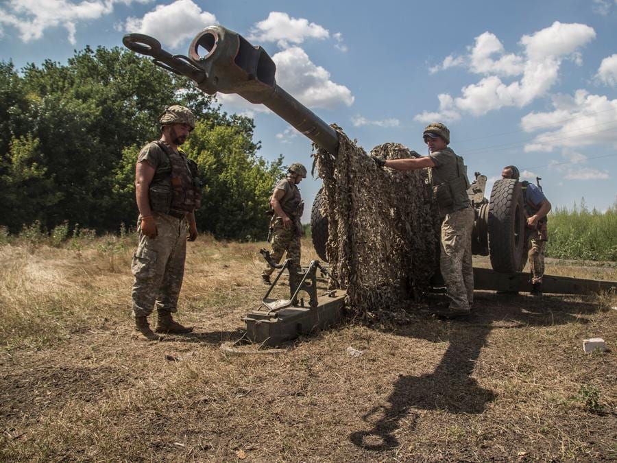 I militari ucraini preparano un obice D-30 per il fuoco vicino a una linea del fronte nella regione di Mykolaiv. REUTERS/Oleksandr Ratushniak