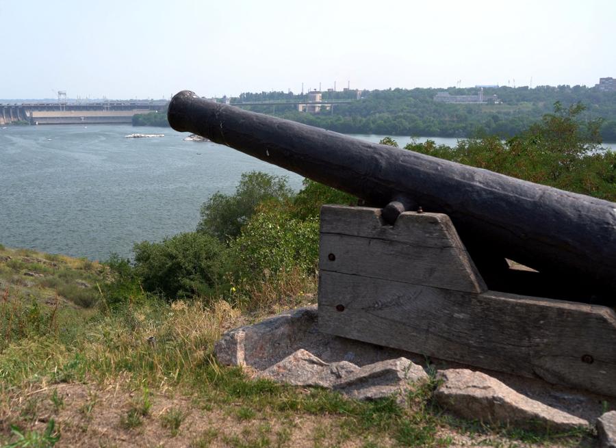 Una foto scattata a Zaporizhzhia mostra vecchi canoni esposti a Khortytsia, un’isola-museo. (Photo by Sergei SUPINSKY / AFP)