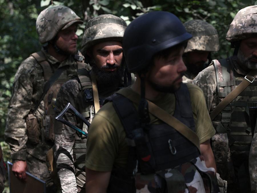 Soldati ucraini temprati dalla battaglia partecipano a una cerimonia di premiazione in  prima linea nella regione di Donetsk. (Photo by Anatolii Stepanov / AFP)