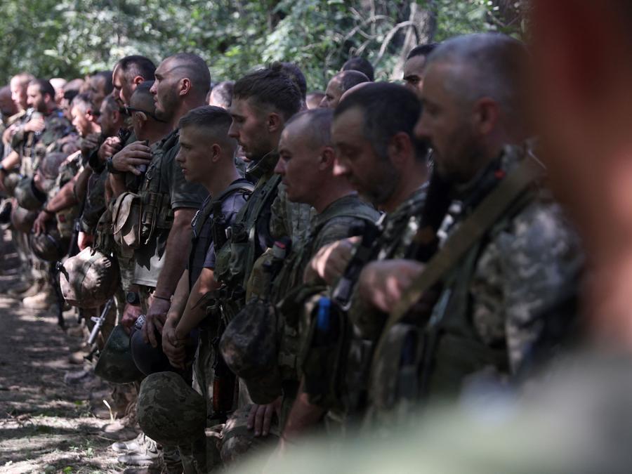 Soldati ucraini temprati dalla battaglia partecipano a una cerimonia di premiazione in  prima linea nella regione di Donetsk. (Photo by Anatolii Stepanov / AFP)