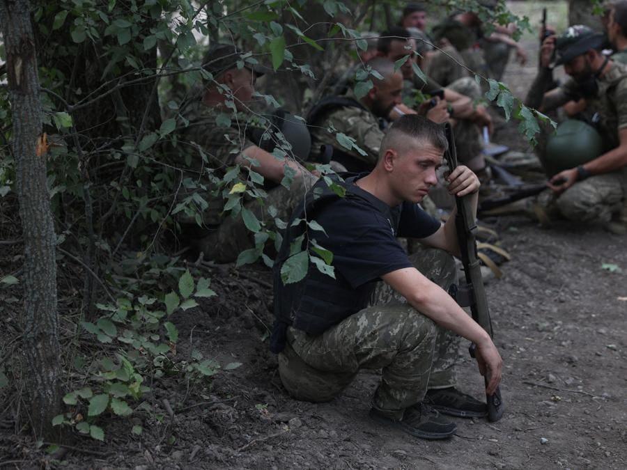 I soldati ucraini si radunano in una posizione lungo la prima linea nella regione di Donetsk. (Photo by Anatolii Stepanov / AFP)