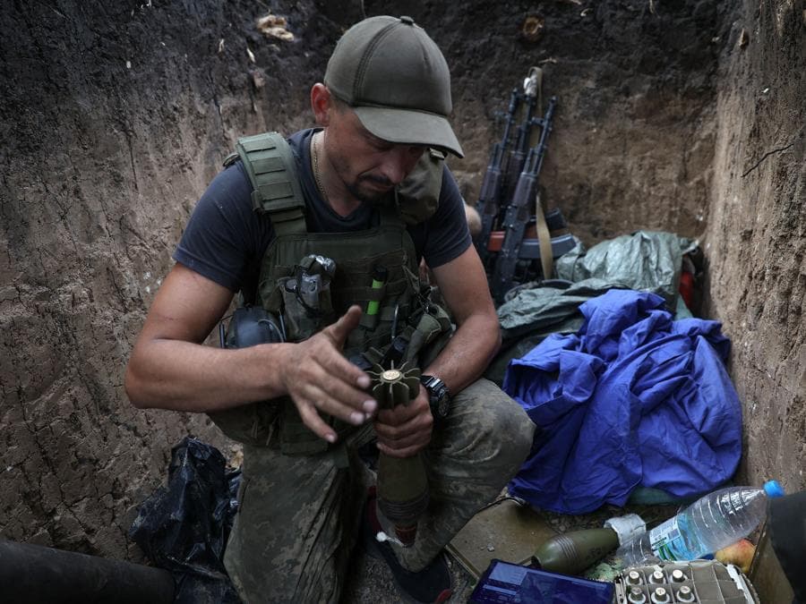 Un soldato ucraino prepara colpi di mortaio in una posizione lungo la prima linea nella regione di Donetsk. (Photo by Anatolii Stepanov / AFP)
