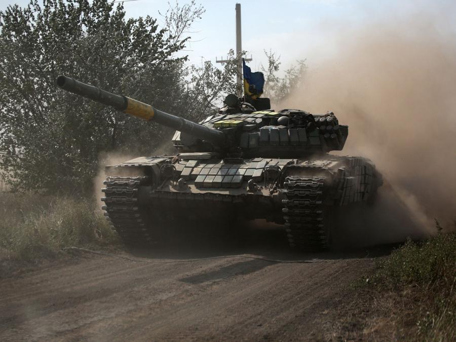 Un carro armato lungo una strada in una posizione lungo la prima linea nella regione di Donetsk. (Photo by Anatolii Stepanov / AFP)