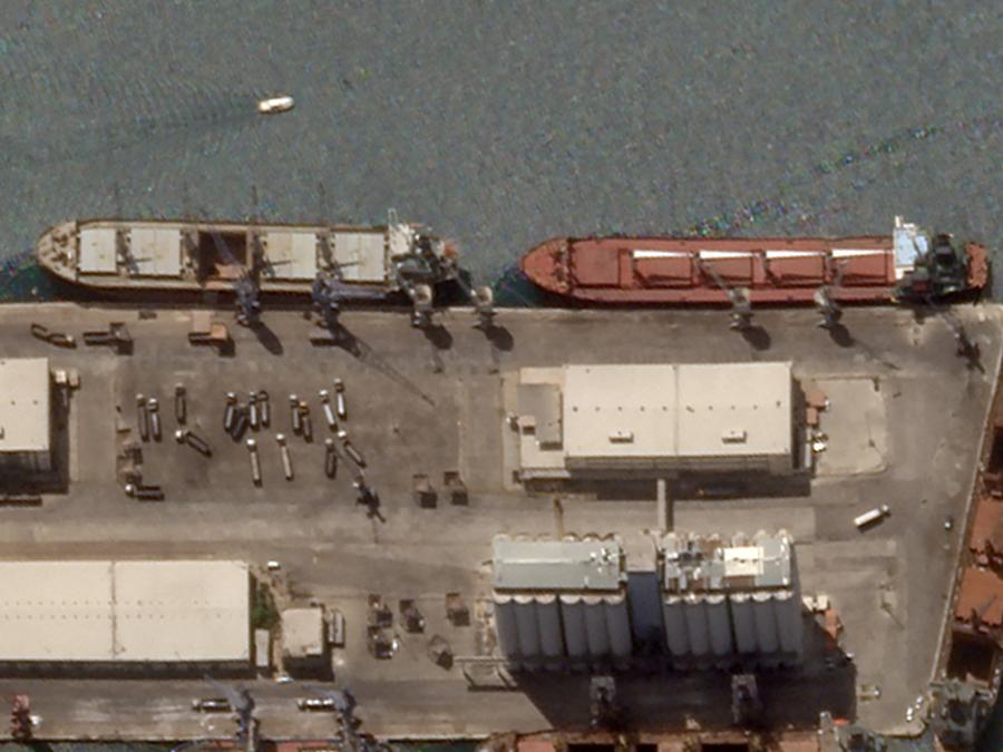 Una nave che trasportava il primo carico di grano ucraino attracca al porto di Tartus in Siria. Planet Labs PBC/Handout via REUTERS