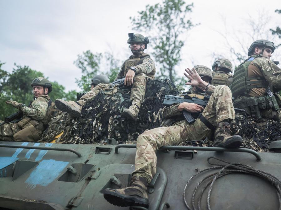 I militari ucraini viaggiano su un veicolo da combattimento Wheeled-BTR vicino a Bakhmut. REUTERS/Nacho Doce