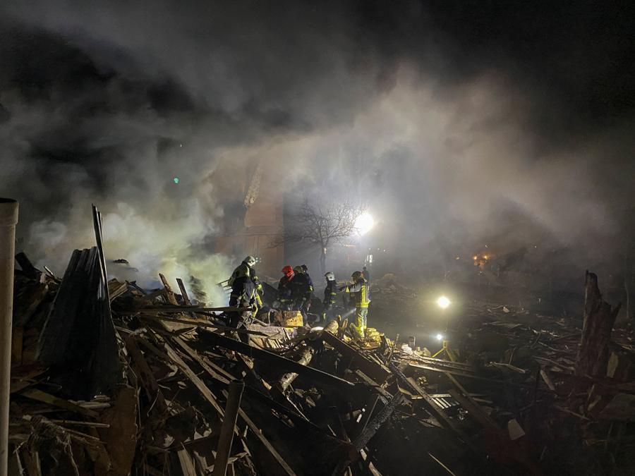 I soccorritori lavorano nel sito di un edificio residenziale distrutto da un attacco missilistico russo, durante l’attacco russo all’Ucraina, a Kharkiv. REUTERS/Vitalii Hnidyi