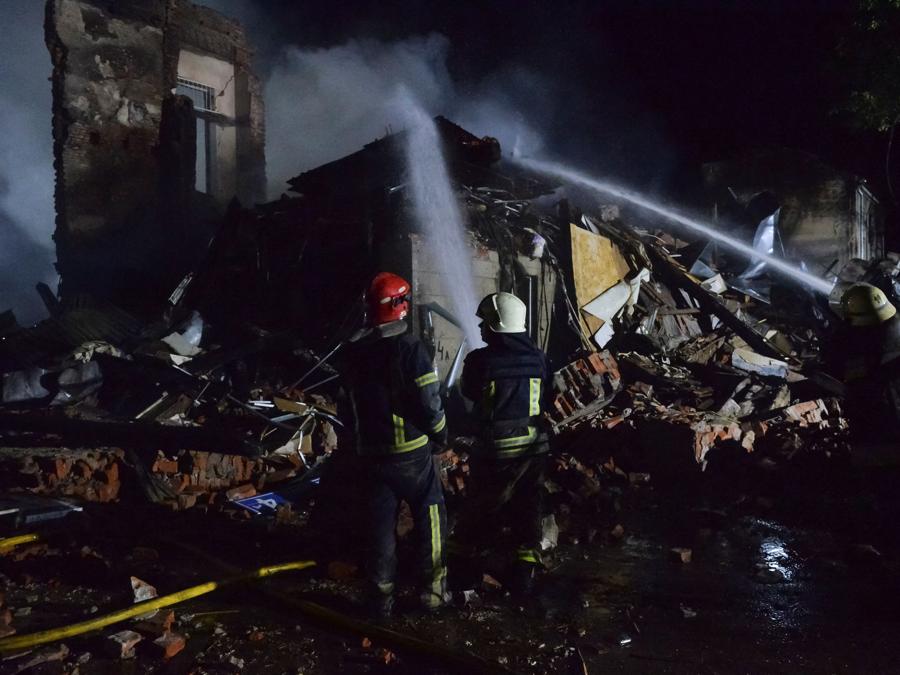 I vigili del fuoco lavorano nel sito di un edificio residenziale distrutto da un attacco missilistico russo, durante l’attacco russo all’Ucraina, a Kharkiv. REUTERS/Sofiia Gatilova