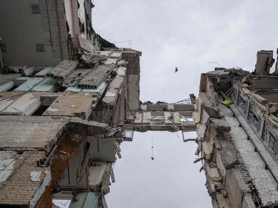 L’edificio del governatore di Mykolaiv Oblast distrutto a seguito di un attacco missilistico a Mykolaiv. (Photo by BULENT KILIC / AFP)