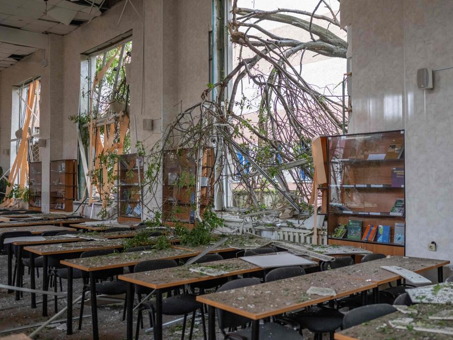 Un’aula danneggiata della Petro Mohyla Black Sea State University a seguito di un attacco missilistico a Mykolaiv. (Photo by BULENT KILIC / AFP)