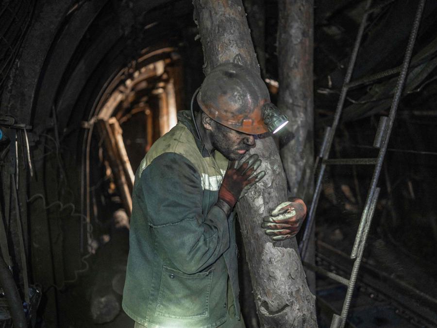 Un minatore lavora nella miniera chiamata Heroes of the Cosmos nella città di Pavlograd, nella regione del Donbas, nell’Ucraina orientale. (Photo by BULENT KILIC / AFP)