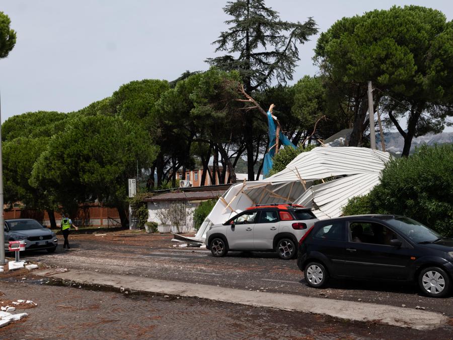 I danni causati da una tromba d'aria al campeggio di Partaccia, Marina di Massa. ANSA/RICCARDO DALLE LUCHE