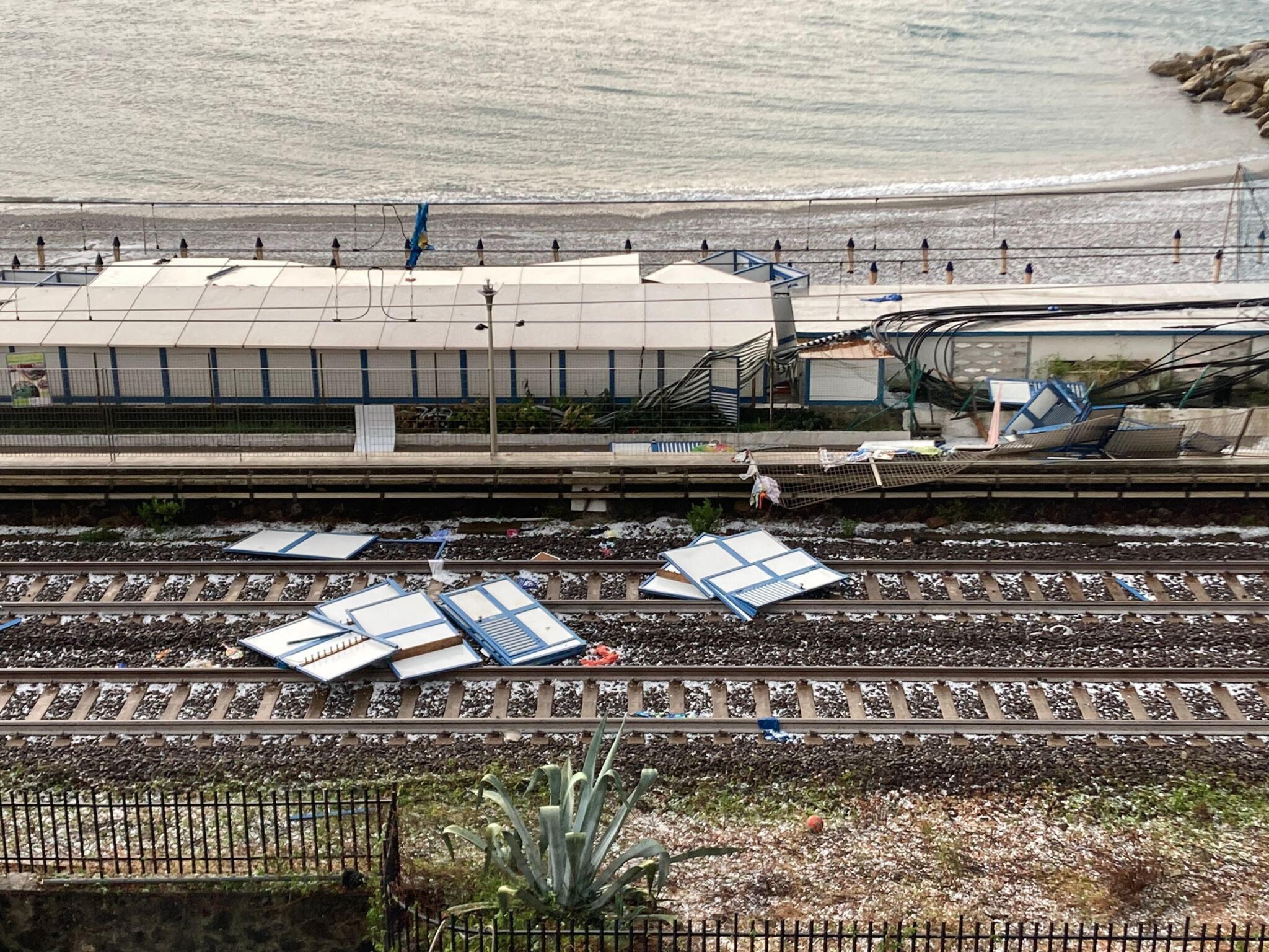 Il maltempo ha colpito forte sul Tigullio orientale. La forte mareggiata ha arrecato parecchi danni al litorale tra Chiavari e Sestri Levante. Alcune cabine degli stabilimenti balneari sono state sbattute sulla vicina linea ferroviaria a Cavi di Lavagna. ANSA/ US/ ASSOBALNEARI