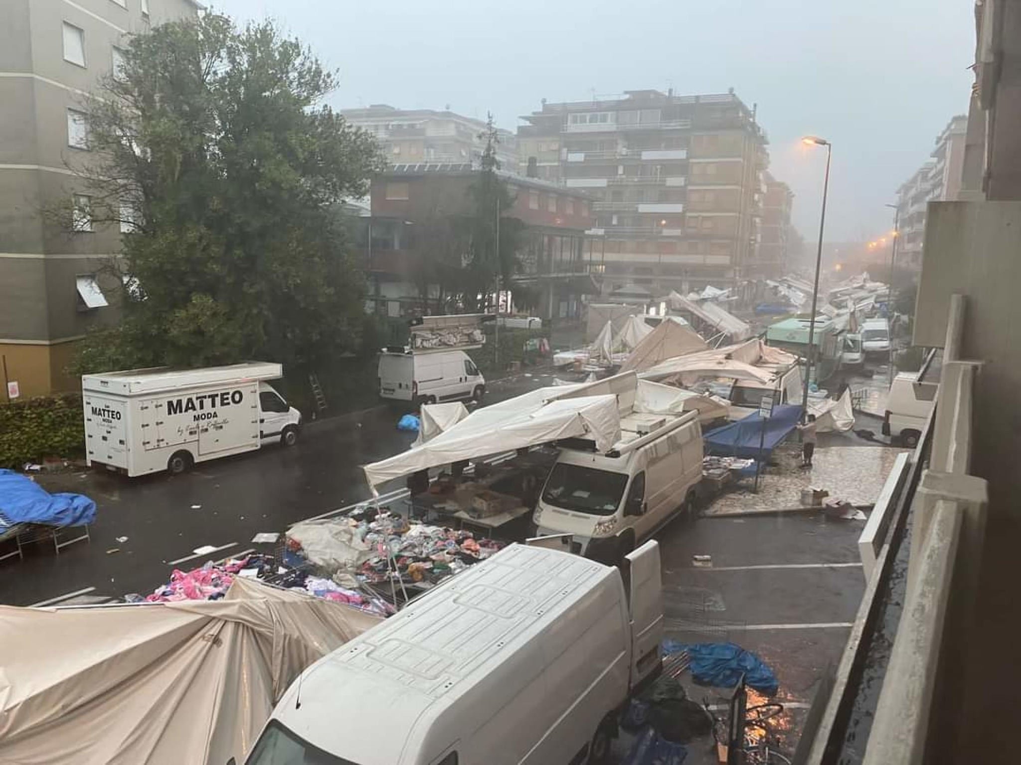 I danni causati dal maltempo al mercato di Marina di Carrara. ANSA (NPK)