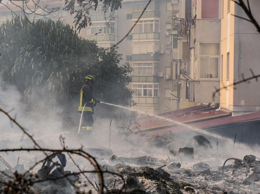 L’incendio scoppiato nel quartiere Borgo Nuovo lambisce le case, a Palermo, in Sicilia, nel sud Italia. ANSA / IGOR PETYX