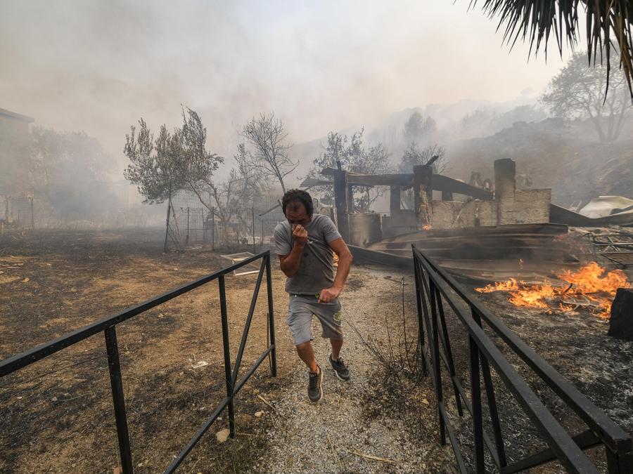 L’incendio scoppiato nel quartiere Borgo Nuovo lambisce le case, a Palermo, in Sicilia, nel sud Italia. ANSA / IGOR PETYX