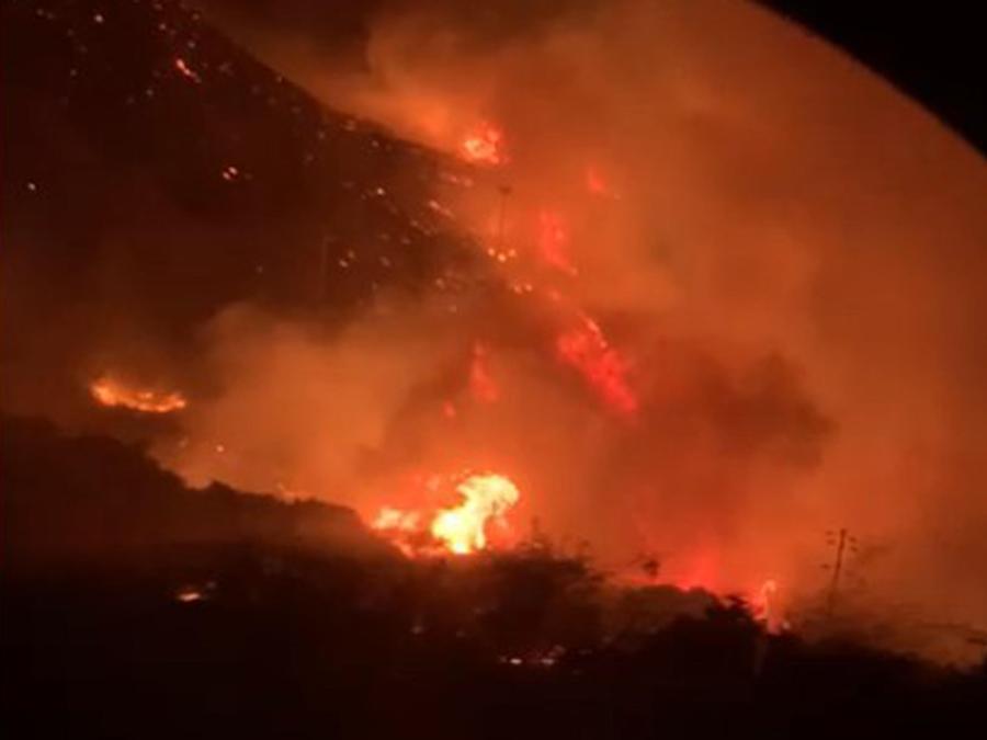 L''incendio scoppiato a Pantelleria da alcune ore impegna i forestali sono impegnati sul versante nord della Cuddia di Gadir. I volontari comunali, invece, stanno operando sul versante mare. ANSA/MAX FIRRERI