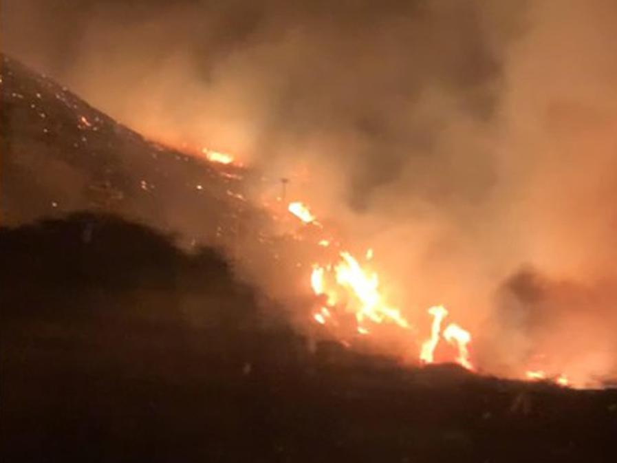 L''incendio scoppiato a Pantelleria da alcune ore impegna i forestali sono impegnati sul versante nord della Cuddia di Gadir. I volontari comunali, invece, stanno operando sul versante mare. ANSA/MAX FIRRERI