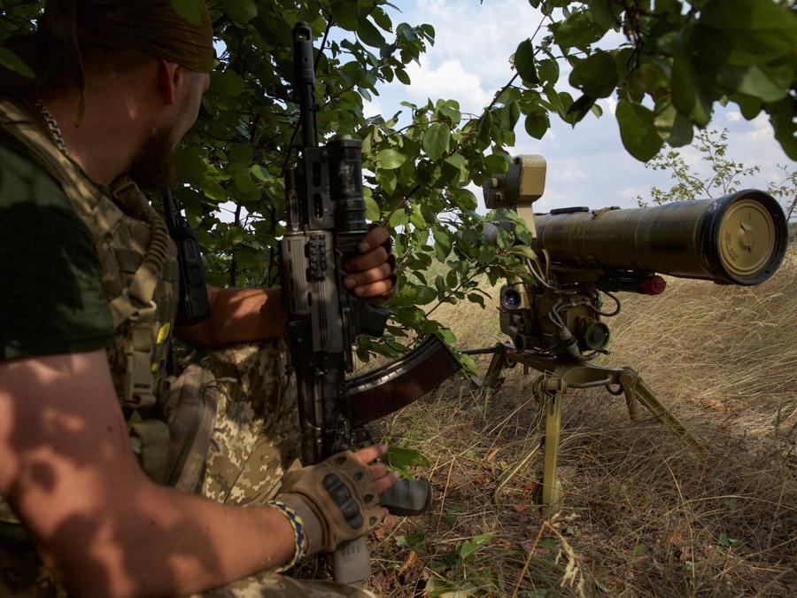 Un militare ucraino viene visto vicino a un lanciagranate anticarro in una posizione in prima linea nella regione di Mykolaiv, mentre l’attacco russo all’Ucraina continua. (REUTERS/Anna Kudriavtseva)