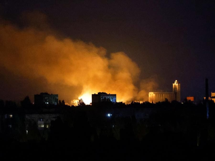Il fumo sale dopo il bombardamento di una fabbrica di birra durante il conflitto Ucraina-Russia nella città di Donetsk. (REUTERS/Alexander Ermochenko)