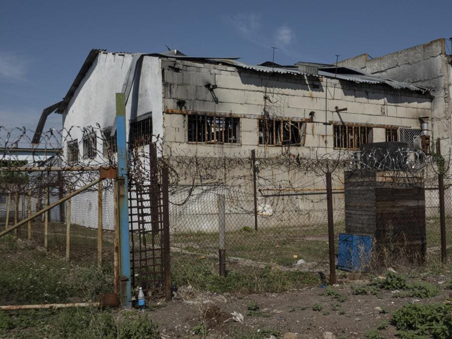 Una foto scattata durante una visita a Yelenovka organizzata dall’esercito russo mostra una vista esterna della caserma distrutta dove erano detenuti i prigionieri di guerra ucraini in un centro di detenzione di Yelenovka a Yelenovka, nella regione di Donetsk, Ucraina. A seguito di un attacco missilistico contro un centro di detenzione preventiva vicino a Yelenovka il 29 luglio, 51 prigionieri di guerra ucraini sono stati uccisi e 193 feriti. “L’indagine ha qualificato l’attacco delle forze armate ucraine al centro di detenzione preventiva di Yelenovka come atto terroristico”, ha detto ai giornalisti Vitalia Chernyavskaya, rappresentante ufficiale dell’ufficio del procuratore generale della DPR. Il rappresentante ufficiale del ministero della Difesa russo, il tenente generale Igor Konashenkov, ha riferito che il 29 luglio le forze armate ucraine hanno attaccato un centro di detenzione preventiva vicino a Yelenovka dal sistema di lancio multiplo americano HIMARS. Successivamente, il ministero della Difesa ha dichiarato che la Russia, nell’interesse di condurre un’indagine obiettiva sull’attacco al centro di detenzione preventiva, ha ufficialmente invitato esperti dell’ONU e del Comitato internazionale della Croce Rossa. (EPA/SERGEI ILNITSKY)