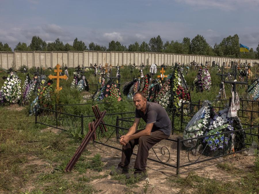Un lavoratore riposa durante la sepoltura di massa di persone non identificate che sono state uccise nel distretto di Bucha. Centinaia di civili torturati e uccisi sono stati trovati a Bucha e in altre parti della regione di Kiev dopo che l’esercito russo si è ritirato da quelle aree, le prove dimostrano che le forze russe sono dietro queste atrocità. (Epa/Roman Pilipey)
