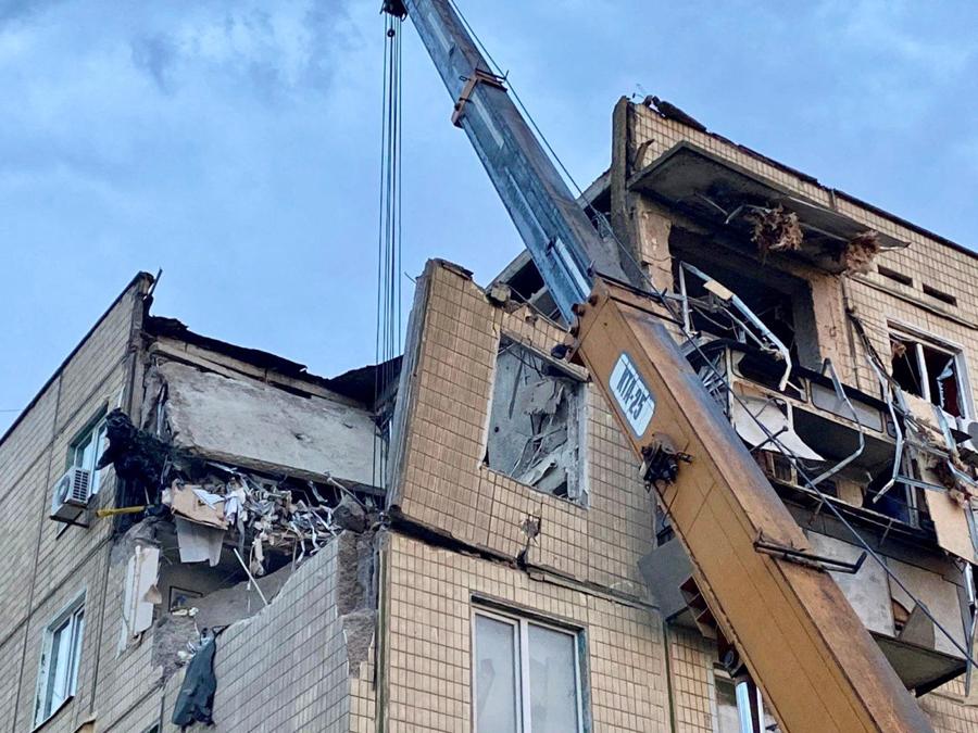Uno scorcio su un edificio residenziale danneggiato da un attacco militare russo, a Nikopol, nella regione di Dnipropetrovsk. (Servizio stampa del Servizio di emergenza statale dell’Ucraina/Dispensa via Reuters)