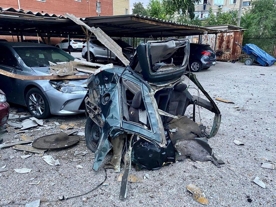 Alcune auto danneggiate da un attacco militare russo nella città di Nikopol, regione di Dnipropetrovsk. (Servizio stampa del Servizio di emergenza statale dell’Ucraina/Dispensa via Reuters)