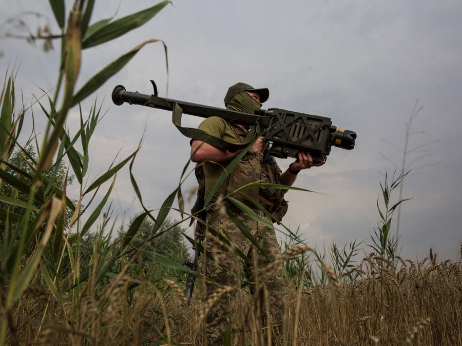Un militare ucraino tiene un missile antiaereo Stinger in  prima linea nella regione di Mykolaiv. (Reuters/Anna Kudriavtseva)