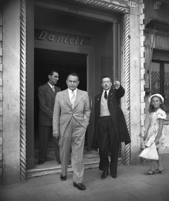 Edward G. Robinson davanti all’Hotel Danieli,Venezia, 1948 - Archivio Cameraphoto Epoche