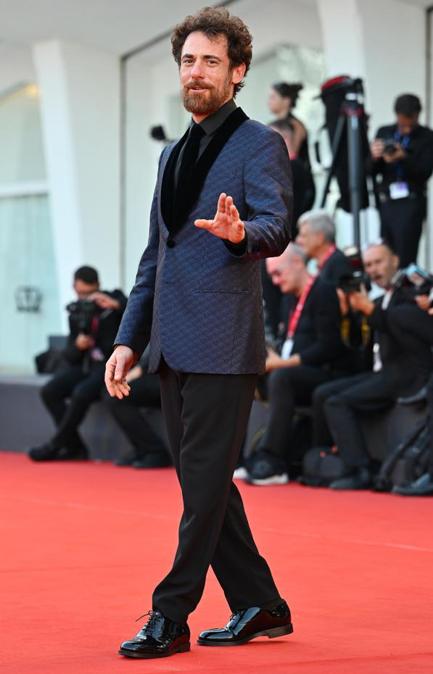 Elio Germano in Giorgio Armani