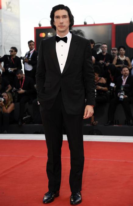 Adam Driver indossa uno smoking Giorgio Armani