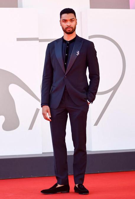 Rege Jean Page in Giorgio Armani