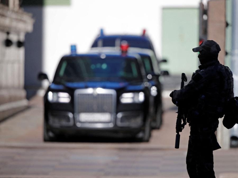 Un ufficiale di sicurezza fa la guardia fuori dalla Sala delle Colonne della Casa dei sindacati durante il funerale di Mikhail Gorbachev. (REUTERS/Shamil Zhumatov)