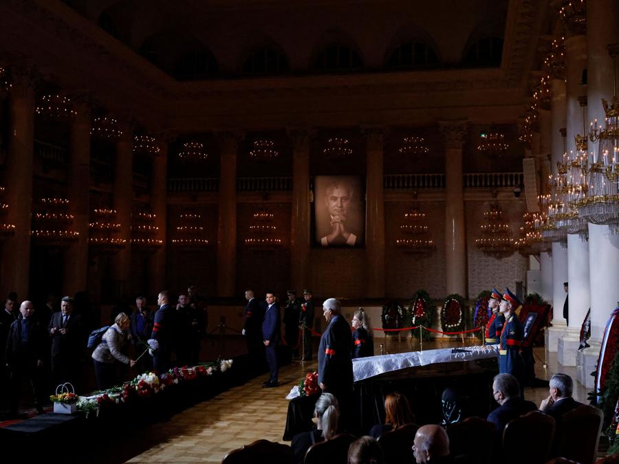 Persone in lutto partecipano al funerale. (REUTERS/Evgenia Novozhenina/Pool)