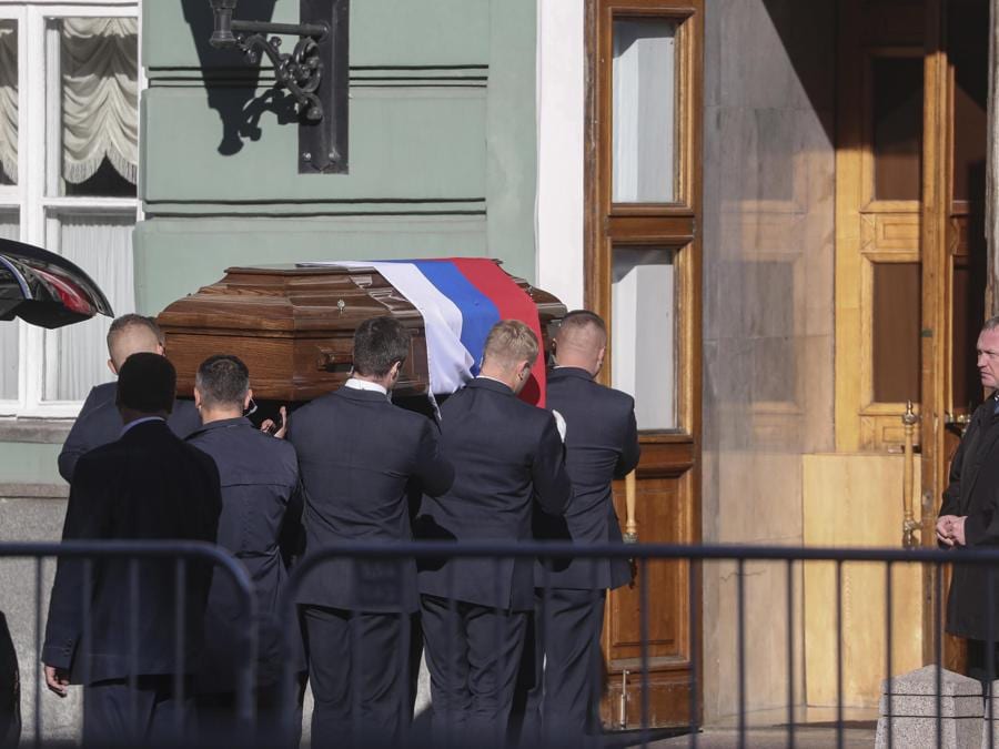 La bara con i resti del defunto ex presidente sovietico Mikhail Gorbachev viene portata   nella Sala delle Colonne della Casa dei Sindacati a Mosca, per la cerimonia di addio. L’ex leader sovietico Mikhail Gorbachev è morto il 30 agosto 2022 a all’età di 91 anni all’ospedale clinico centrale di Mosca. Gorbaciov ha avviato numerose riforme durante il suo mandato. Ha firmato un trattato sulle armi nucleari con gli Stati Uniti e ha ritirato l’Unione Sovietica dalla guerra sovietico-afghana. Le sue politiche hanno creato libertà di parola e di stampa e hanno decentralizzato la pianificazione e l’esecuzione della politica fiscale per aumentare l’efficienza. Gorbaciov è stato l’ultimo leader dell’Unione Sovietica, supervisionando la transizione della Russia da un governo di partito a una fragile democrazia. (EPA/Maxim Shipenkov)