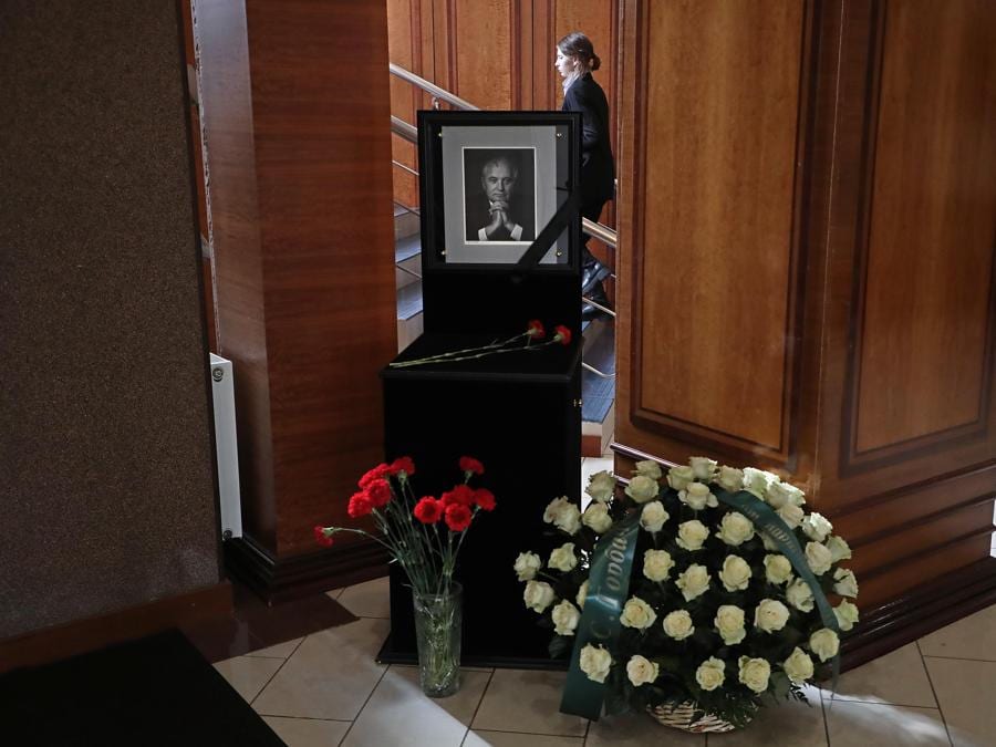 Un ritratto del defunto ex presidente sovietico Mikhail Gorbaciov nel suo ufficio nella sede della Fondazione Gorbaciov a Mosca. (EPA/Maxim Shipenkov)