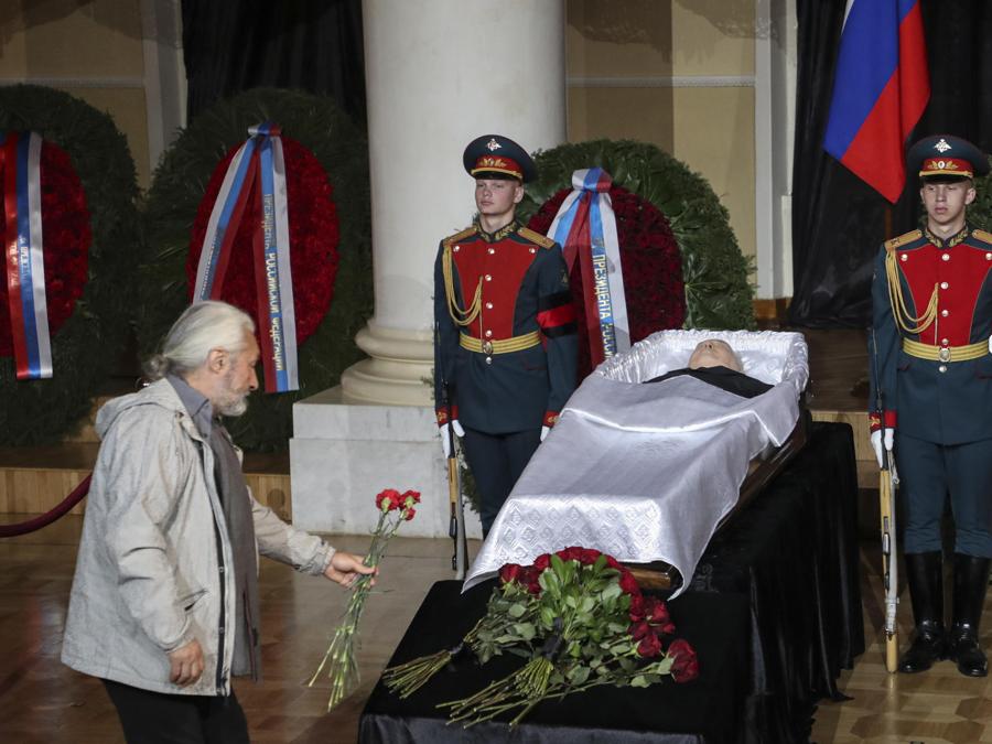 Un uomo depone dei fiori vicino alla bara. Gorbaciov sarà sepolto nel cimitero di Novodevichy a Mosca, accanto alla tomba di sua moglie Raisa. (EPA/Maxim Shipenkov)