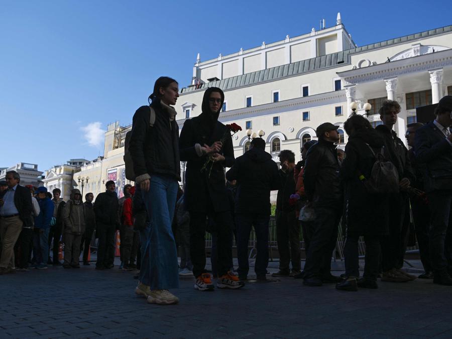 Le persone fanno la fila per partecipare alla  cerimonia di addio nella Sala delle Colonne, dove è esposto Mikhail Gorbachev, ultimo leader dell’Unione Sovietica e destinatario del Premio Nobel per la Pace nel 1990. Gorbaciov sarà sepolto con una cerimonia a Mosca, ma senza le cerimonie di un funerale di stato e con l’assenza del presidente Vladimir Putin. (Photo by Natalia Kolesnikova / AFP)