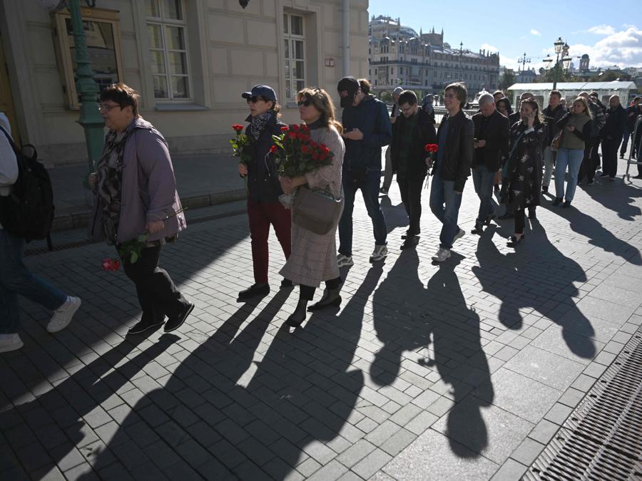 Persone in fila per partecipare al funerale. (Photo by Natalia Kolesnikova / AFP)