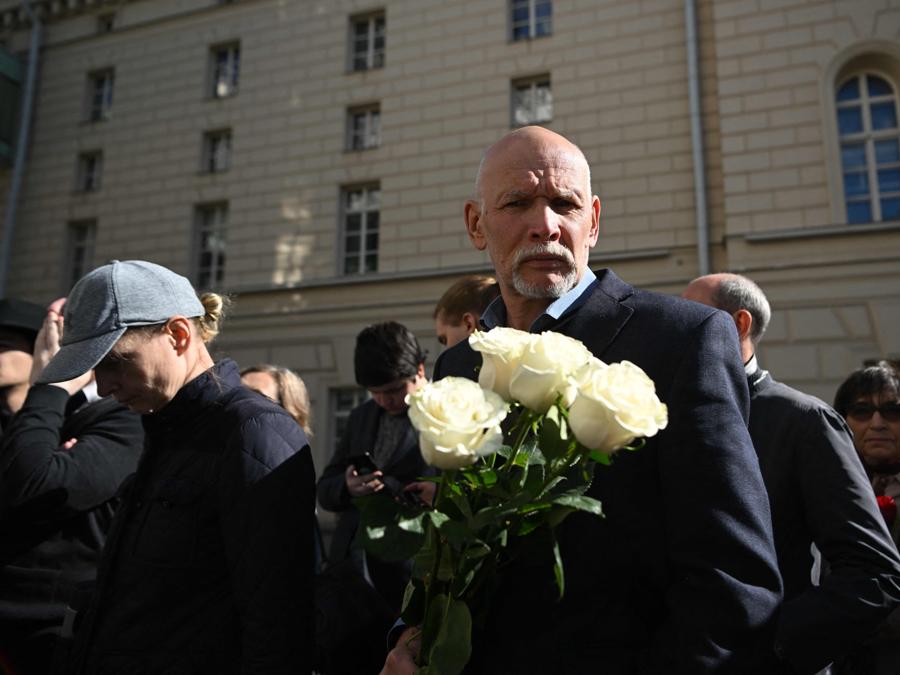 Le persone attendono la celebrazione del funerale. (Photo by Natalia Kolesnikova / AFP)