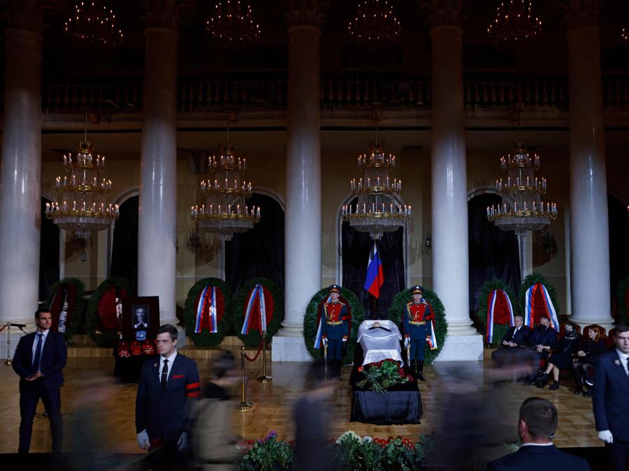 Le guardie d’onore  accanto alla bara. (Photo by Evgenia Novozhenina / Pool / AFP)