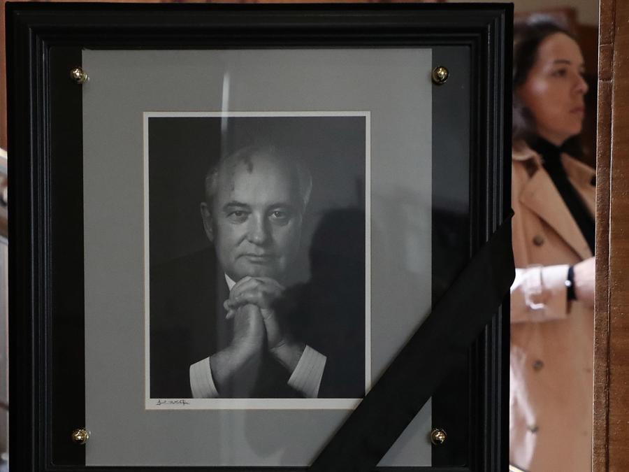 Un ritratto del defunto ex presidente sovietico Mikhail Gorbaciov nel suo ufficio nella sede della Fondazione Gorbaciov a Mosca. (EPA/Maxim Shipenkov)