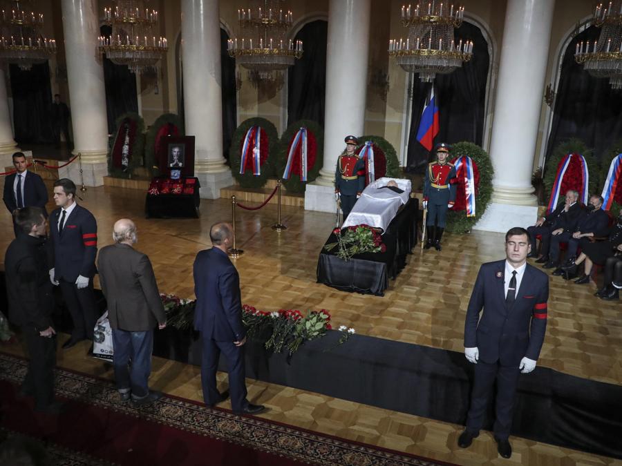 I parenti sede vicino alla bara del compianto ex presidente sovietico Mikhail Gorbaciov, durante la cerimonia di congedo presso la Sala delle Colonne della Casa dei Sindacati a Mosca. (EPA/Maxim Shipenkov)