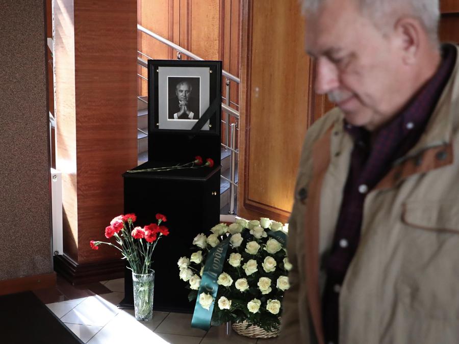 Un ritratto del defunto ex presidente sovietico Mikhail Gorbaciov nel suo ufficio nella sede della Fondazione Gorbaciov a Mosca. (EPA/Maxim Shipenkov)