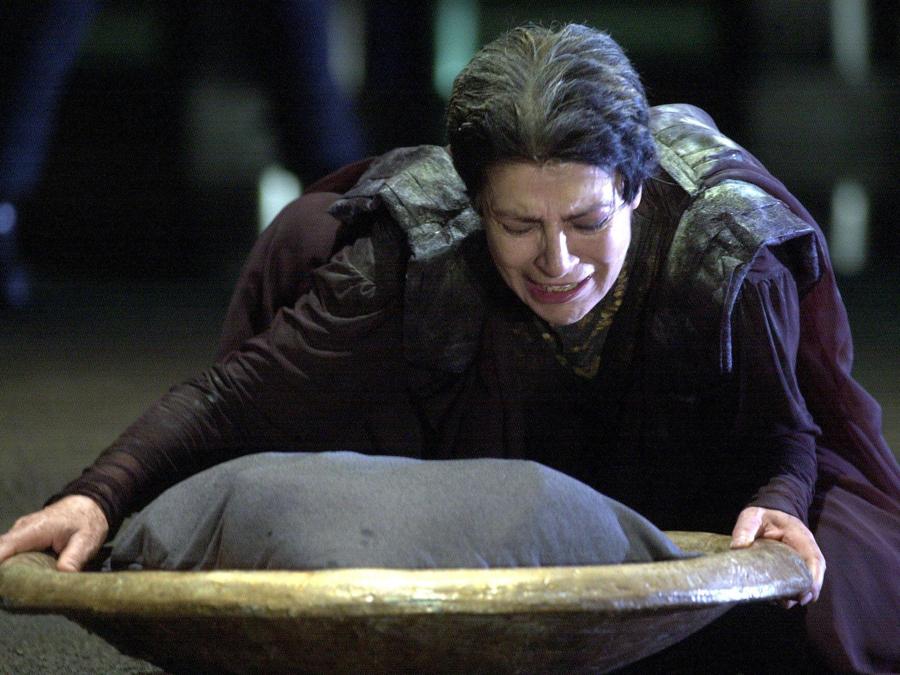 In  Ecuba di Euripide, rappresentata a Sagunto nel settembre 2001 ( ANSA-Manuel Bruque)