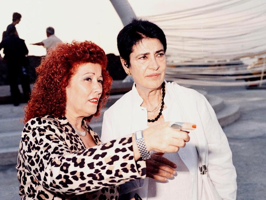 Insieme alla pittrice Marina Karella, curatrice dei costumi,  in occasione dell'allestimento di ''Ecuba e Le Troiane'' (ANSA /JI)