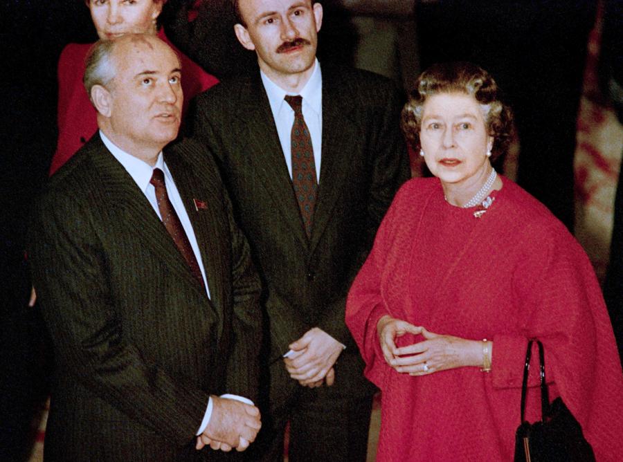 In questa foto del file scattata il 7 aprile 1989, il leader sovietico Mikhail Gorbachev (s) conversa con la regina Elisabetta II al castello di Windsor alla fine della visita ufficiale di Gorbaciov in Gran Bretagna. (Photo by Andre DE WET / AFP)