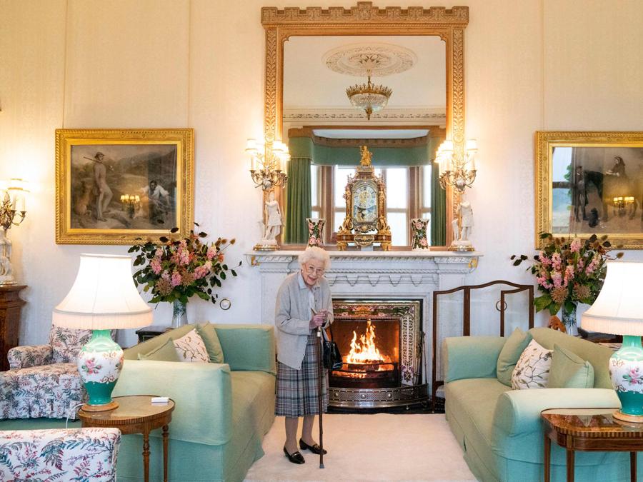 In questa foto del file scattata il 6 settembre 2022 la regina Elisabetta II  attende di incontrare il nuovo leader del Partito conservatore e il primo ministro eletto della Gran Bretagna al castello di Balmoral a Ballater, in Scozia. (Photo by Jane Barlow / POOL / AFP)